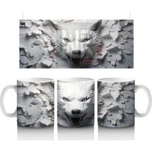 Karlı Duvarda Gözleri Parlayan Gri Kurt – Baskılı Kahve Kupası