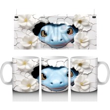 Beyaz Çiçekler Arasında Suda Yüzen Mavi Kaplumbağa – Baskılı Kahve Kupası