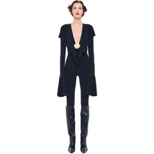 Uzun Kollu Derin V Yırtmaçlı Çan Kısa Tulumu – Dantel Detaylı, Rahat & Şık