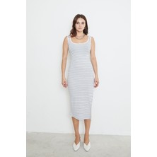 Kadın Yırtmaç Detaylı Esnek Pamuklu Kumaş U Yaka Kalın Askılı Çizgili Desen Midi Basic Elbise Gri