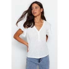 Beyaz V Yaka Keten Görünümlü Düğmeli Fırfırlı Regular Kalıp Örme T-Shirt