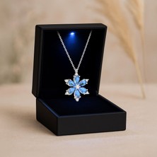 Işıklı Kutuda Aqua Taşlı Lotus Çiçeği Beyaz Gümüş Kolye