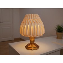 Luinon Suma El Yapımı Abajur – Gold Reçine Gövde, Ekru Geometrik Şapka | Modern Retro Tasarım