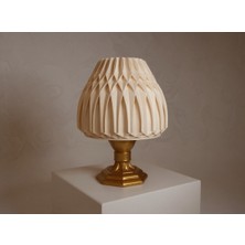 Luinon Suma El Yapımı Abajur – Gold Reçine Gövde, Ekru Geometrik Şapka | Modern Retro Tasarım