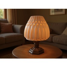 Luinon Suma El Yapımı Abajur – Bronz Reçine Gövde, Ekru Geometrik Şapka | Modern Retro Tasarım