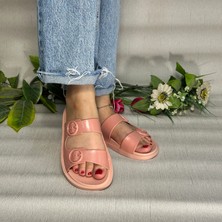 Kadın Pembe Çift Tokalı Düz Rahat Kaydırmaz Taban Şık Rugan Terlik-Plaj, Havuz ve Günlük Kullanım