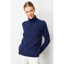 Kadın Tam Balıkçı Yaka Önü Baklavalı Nakış Işlemeli Kazak Lacivert