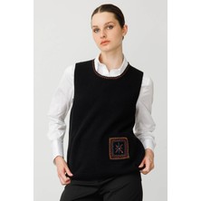 Kadın Sıfır Yaka Cebi ve Yakası Renkli Tığlamalı Yün Süveter Siyah