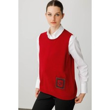 Kadın Sıfır Yaka Cebi ve Yakası Renkli Tığlamalı Yün Süveter K.kırmızı