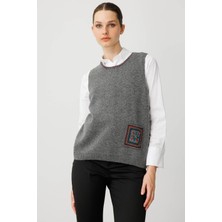 Kadın Sıfır Yaka Cebi ve Yakası Renkli Tığlamalı Yün Süveter Füme