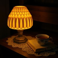 Luinon Suma El Yapımı Abajur – Bakır Reçine Gövde, Ekru Geometrik Şapka | Modern Retro Tasarım