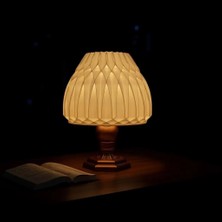 Luinon Suma El Yapımı Abajur – Gold Reçine Gövde, Beyaz Geometrik Şapka | Modern Retro Tasarım