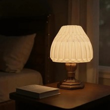luinon Suma El Yapımı Abajur – Bronz Reçine Gövde, Beyaz Geometrik Şapka | Modern Retro Tasarım