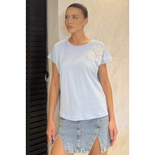 Çiçek Aplikeli Tişört P-00017883