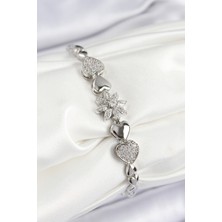 Pirinç Zirkon Taşlı Kalp Detaylı Çiçek Model Gümüş Renk Kadın Bileklik