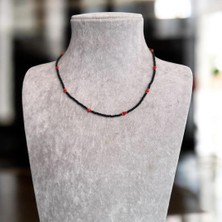 Siyah Boncuklu Kırmızı Kristal Taşlı Bijuteri Kolye