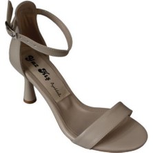 Yazkış Kadın Siyah Ten Beyaz Cilt 8cm Ince Topuk Tek Bantlı Arkası Kapalı Topuklu Ayakkabı