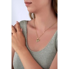 INNUENDO JEWELRY Altın Renkli İnce Ataş Zincirli Kırmızı Taşlı Balık Figürlü Kolye Zirkon Taşlı Kadın Şık Trend Kolye