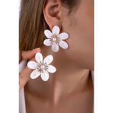 Inci ve Taş Detaylı Beyaz Çiçek Figürlü Hasır Küpe