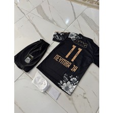 Santos Neymar Yeni Çubuklu Çocuk Takım Forması 4lü Set Forma+Şort+Çorap+Bileklik Santos Neymar Yeni Çubuklu Çocuk Takım Forması 4lü Set Forma+Şort+Çorap+Bileklik