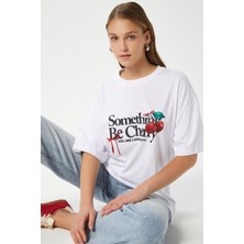 Kadın Something Kiraz Baskılı Beyaz Oversize T-Shirt