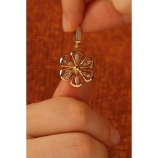 Baget Taşlı Çiçek Tarz Altın Kolye Ucu  CGKKLY243