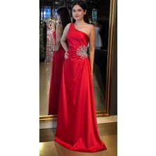 Kırmızı Tek Omuzlu Taş Detaylı Düz Kesim Saten Uzun Abiye Elbise 7684