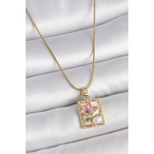 316L Çelik Gold Renk Pembe Mineli Çiçek Işlemeli Inci Detay Portre Model Kadın Kolye