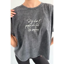 Kadın Yıkamalı Antrasit Oversize Tişört – “stay Close To People Who Feel Like Sunshine” Baskılı