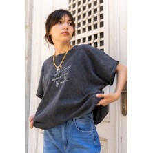 Kadın Yıkamalı Antrasit Oversize Tişört – “stay Close To People Who Feel Like Sunshine” Baskılı