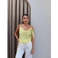 Romantik Çiçek Tokalı Askılı Bluz