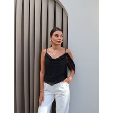 Romantik Çiçek Tokalı Askılı Bluz