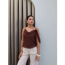 Romantik Çiçek Tokalı Askılı Bluz