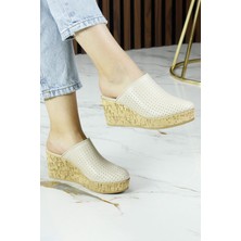 Erkan Saçmacı Aria Bej Hakiki Dana Derisi Önü Kapalı Mantar Taban Görünümlü Dolgu Topuklu Terlik