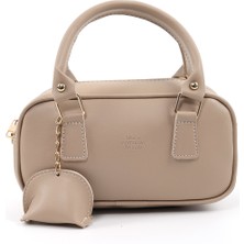 SHAKA Vizon SHK207 Suni Deri Charm Detaylı Fermuarlı Ayarlanabilir Askılı El, Kol ve Omuz Çantası U:14 E:24 G:8 cm