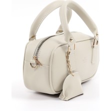 SHAKA Krem SHK207 Suni Deri Charm Detaylı Fermuarlı Ayarlanabilir Askılı El, Kol ve Omuz Çantası U:14 E:24 G:8 cm