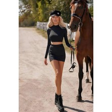 Kadın Siyah Uzun Kollu Crop Top ve Mini Etek Takım - Şık ve Modern Iki Parça Kombin