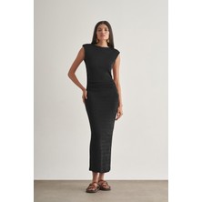 Mizalle Yan Büzgü Detaylı Vatkalı Uzun Kolsuz Siyah Bodycon Elbise