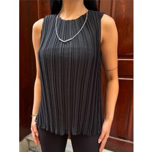 Siyah Astarlı Pileli Kolsuz Bluz