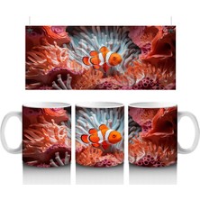 Mercanlar Arasında Yüzen Palyaço Balığı – Baskılı Kahve Kupası