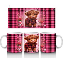 Kalplerle Süslenmiş Kareli Fon Önünde Tatlı Buzağı – Baskılı Kahve Kupası