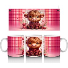 Kareli Pembe Arka Planda Oturan Tatlı Buzağı – Baskılı Kahve Kupası