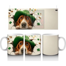 Yeşil Şapkalı Basset Hound Figürü ve Yonca Detayları - Baskılı Kahve Kupası