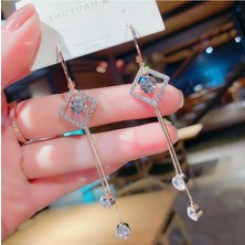 Şıklığınızı Tamamlayacak Taşlı Kadın Küpeler