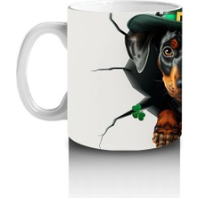 St. Patrick Şapkalı Çatlak Duvardan Bakan Dachshund – Baskılı Kahve Kupası