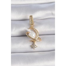 Pirinç Gold Renk Zirkon Taş Detaylı Hilal Model Sallantı Incili Ajda Charm