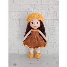 Kahverengi Elbiseli Sarı Şapkalı Fatoş Bebek Amigurumi Organik Oyuncak