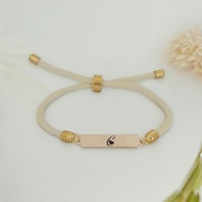 Altın Plakalı 14 Ayar C Harfine Özel Beyaz Örgü Ipli Dikdörtgen Figürlü Hediye BILEKLIK-413HARF