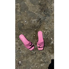 Aksesuar Detaylı Pencereli Pembe Kadın Terlik