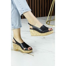 Erkan Saçmacı Serie Siyah Hakiki Dana Derisi Delik Detaylı Mantar Taban Görünümlü Dolgu Topuklu Slingback Sandalet